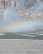 晉陽湖噴泉
　　晉陽湖公園是城市綜合型生態(tài)濱水公園，其景觀工程分為10大區(qū)域，有生態(tài)自然游覽區(qū)、僑鄉(xiāng)文化廣場區(qū)、古厝文化體驗(yàn)區(qū)、濕地生態(tài)科普區(qū)、城市文化廣場區(qū)、生態(tài)島休閑區(qū)、山林沙地游玩區(qū)和水上活動(dòng)區(qū)。 